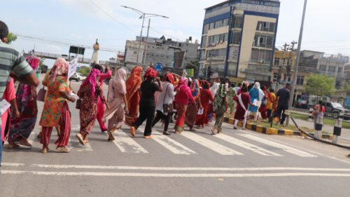 पूर्व र पश्चिमका भूमिहीन, सुकुम्वासी समुदायका महिलाको पदयात्राले घरदेखि स्थानीय र प्रदेश तहसम्म ध्यानाकर्षण गराउँछ ।